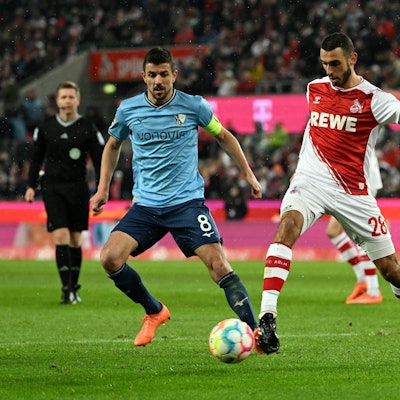 Kölns Ellyes Skhiri (r) und Bochums Anthony Losilla kämpfen um den Ball.