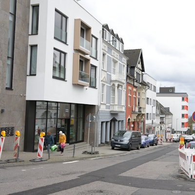 Auf der Schloßstraße in Bensberg stehen Baustellenabsperrungen.