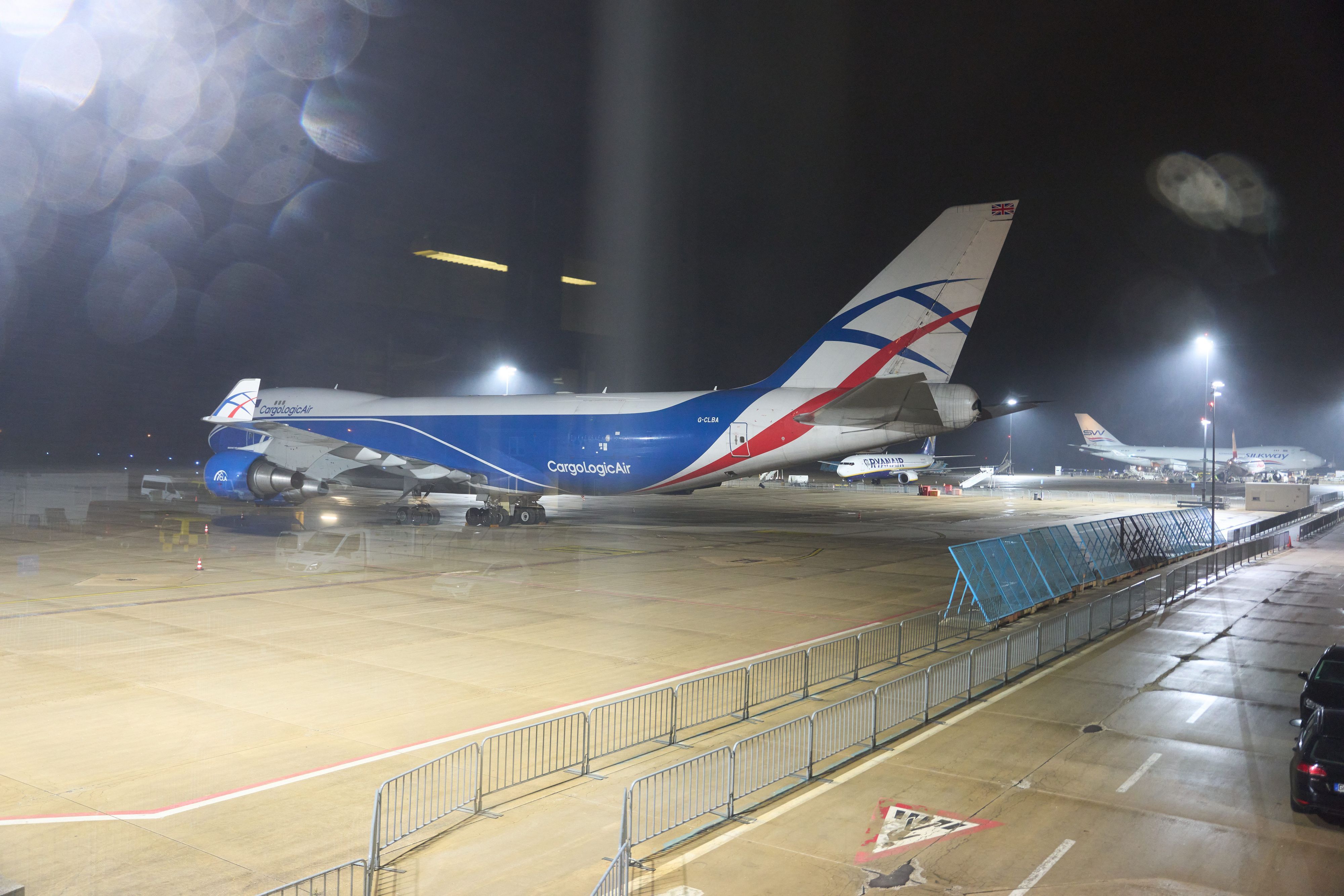 Eine Boeing 747 steht auf einem Rollfeld.