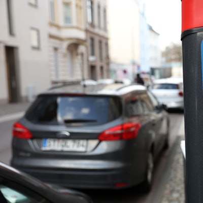 Parkscheinautomat in Köln auf dem man auch die verschiedenen Parkapp-Anbieter sehen kann.
