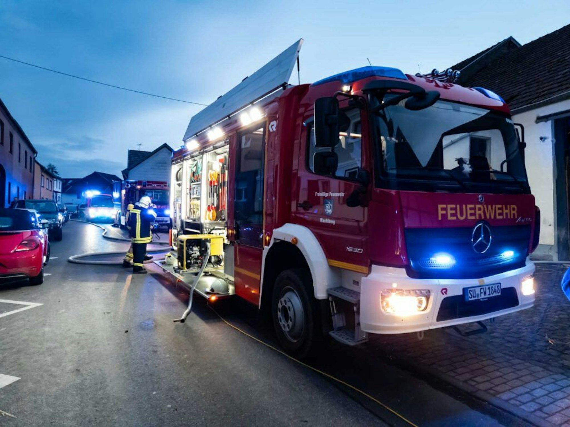 Arzdorf Einsatz der Feuerwehr Wachtberg bei brennendem Wohnwagen in Arzdorf mit Fund einer verkohlten Leiche.