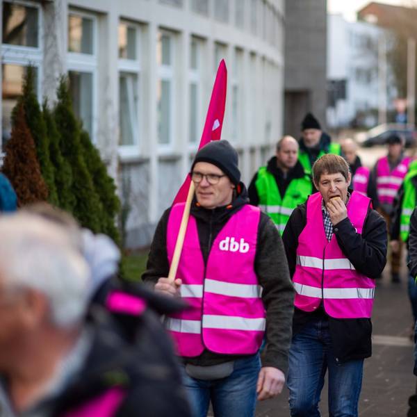 Eine Gruppe Streikender geht zum Bus, um damit nach Düren zu fahren.