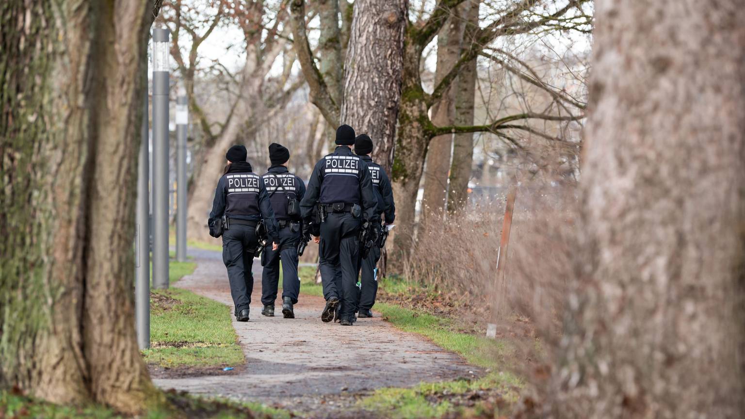 Polizeibeamte suchen das Ufer der Brigach nahe des Bahnhofs nach einem Vermissten ab. (Symbolbild)