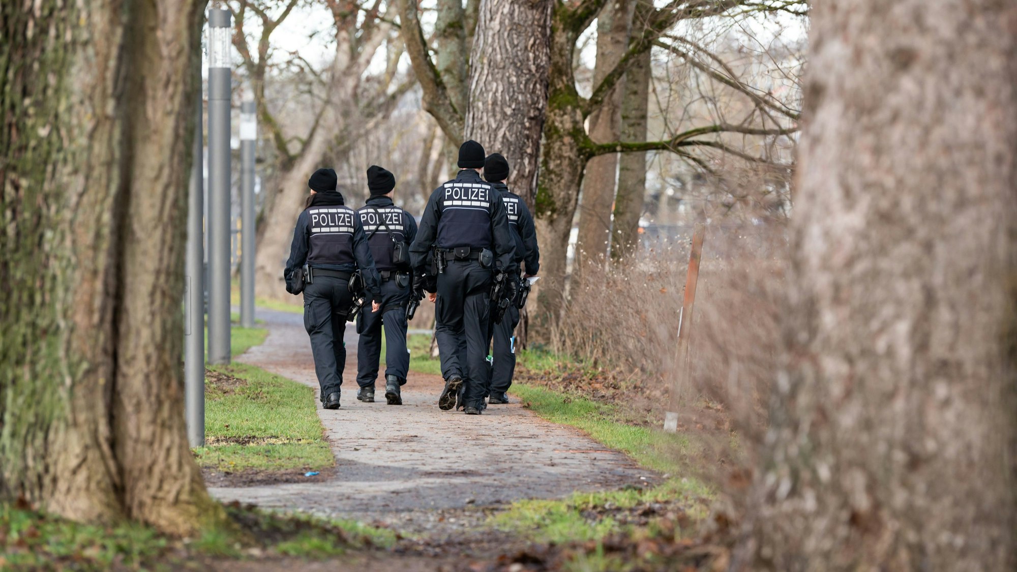 Polizeibeamte suchen das Ufer der Brigach nahe des Bahnhofs nach einem Vermissten ab. (Symbolbild)