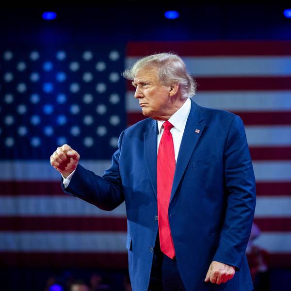 Der ehemalige US-Präsident Donald Trump ballt seine Faust nach seiner Rede auf der Conservative Political Action Conference (CPAC) am 4. März 2023.