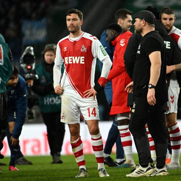 10.03.2023, Nordrhein-Westfalen, Köln: Fußball: Bundesliga, 1. FC Köln - VfL Bochum, 24. Spieltag, im RheinEnergieStadion. Kölns Trainer Steffen Baumgart (M) und Jonas Hector (l) stehen nacvh dem Spiel auf dem Platz. Foto: Federico Gambarini/dpa - WICHTIGER HINWEIS: Gemäß den Vorgaben der DFL Deutsche Fußball Liga bzw. des DFB Deutscher Fußball-Bund ist es untersagt, in dem Stadion und/oder vom Spiel angefertigte Fotoaufnahmen in Form von Sequenzbildern und/oder videoähnlichen Fotostrecken zu verwerten bzw. verwerten zu lassen. +++ dpa-Bildfunk +++