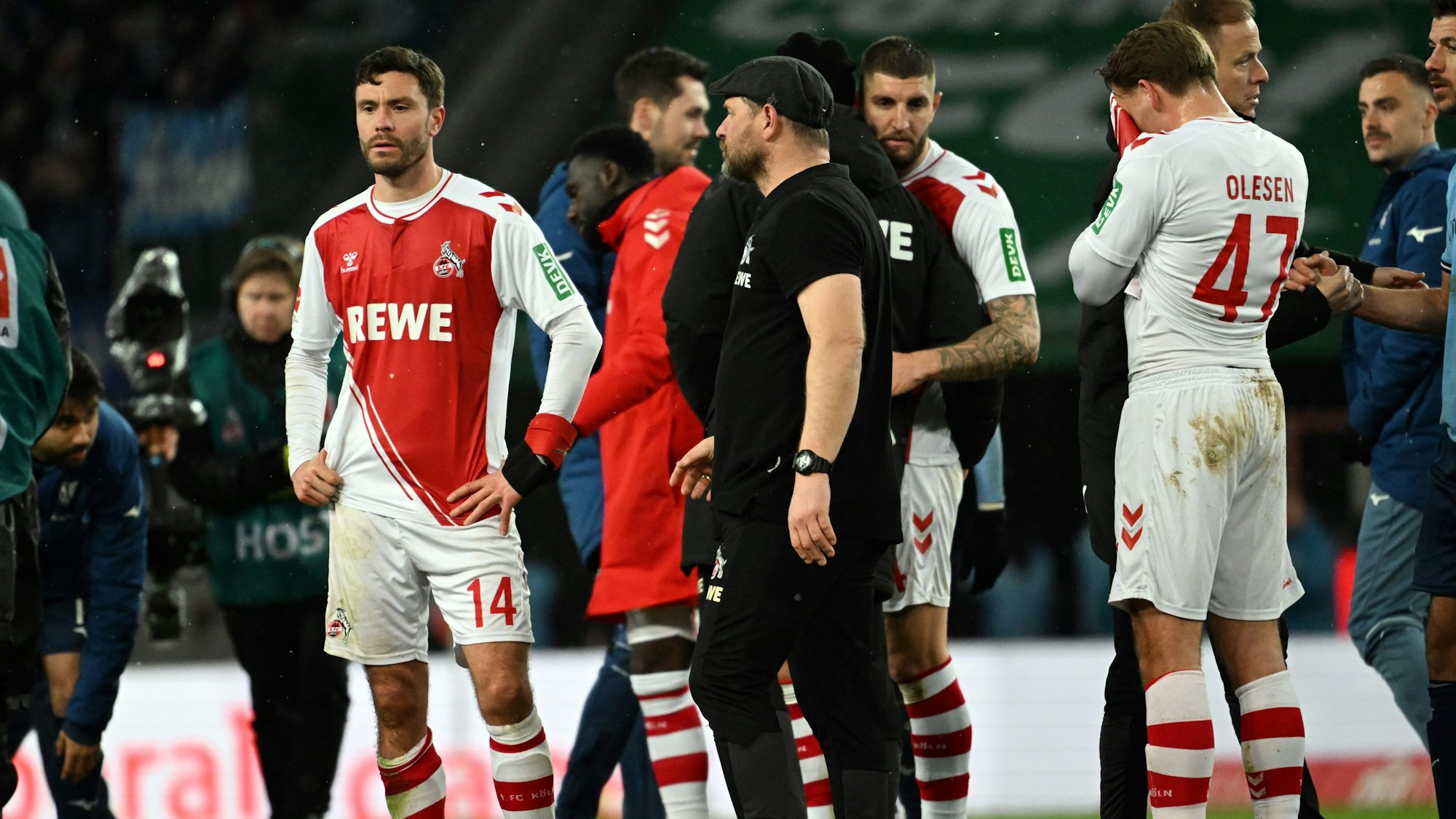 10.03.2023, Nordrhein-Westfalen, Köln: Fußball: Bundesliga, 1. FC Köln - VfL Bochum, 24. Spieltag, im RheinEnergieStadion. Kölns Trainer Steffen Baumgart (M) und Jonas Hector (l) stehen nacvh dem Spiel auf dem Platz. Foto: Federico Gambarini/dpa - WICHTIGER HINWEIS: Gemäß den Vorgaben der DFL Deutsche Fußball Liga bzw. des DFB Deutscher Fußball-Bund ist es untersagt, in dem Stadion und/oder vom Spiel angefertigte Fotoaufnahmen in Form von Sequenzbildern und/oder videoähnlichen Fotostrecken zu verwerten bzw. verwerten zu lassen. +++ dpa-Bildfunk +++