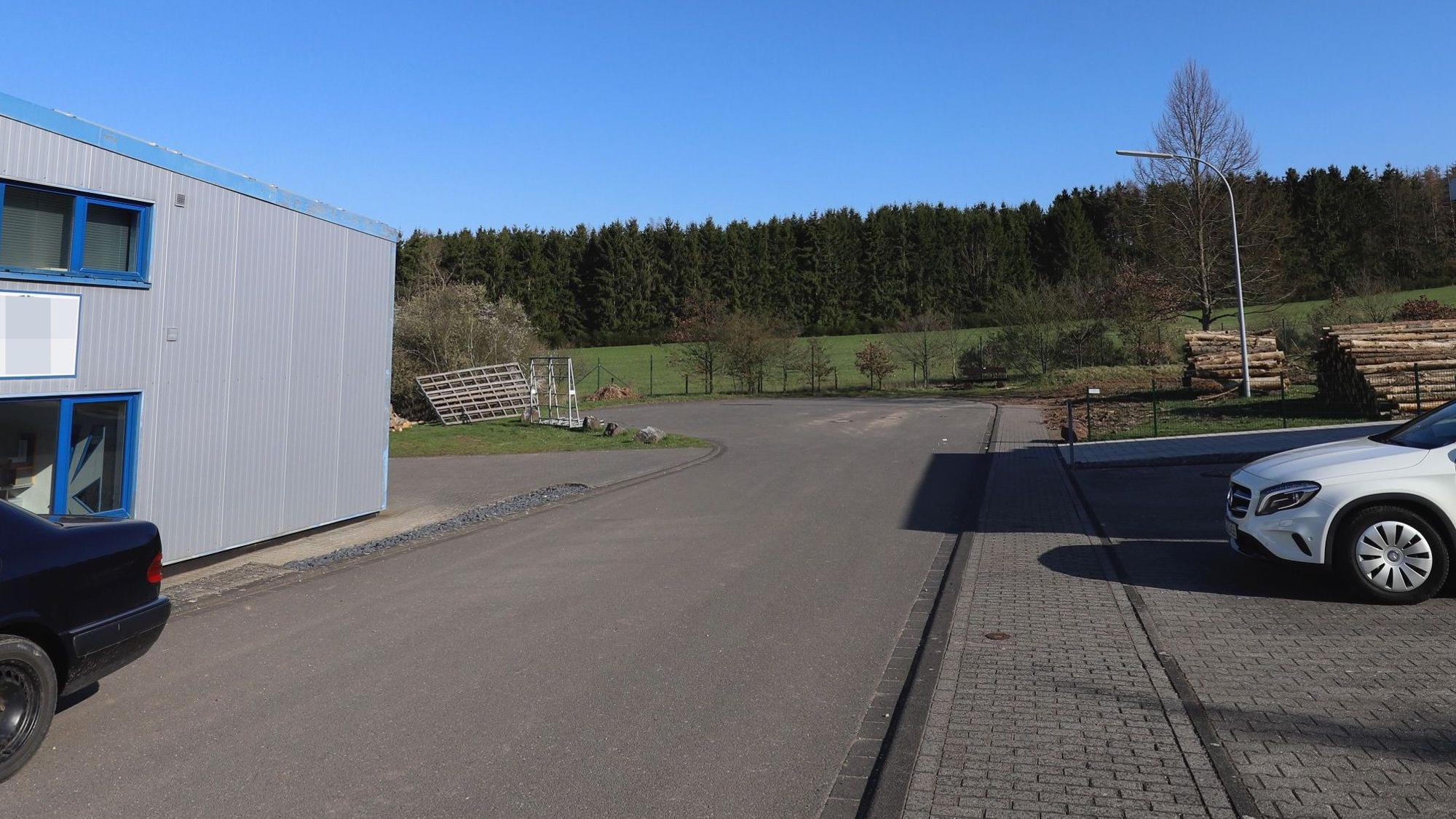 Hinter einer Halle ist eine große Wiese, auf der das Gewerbegebiet erweitert werden kann.