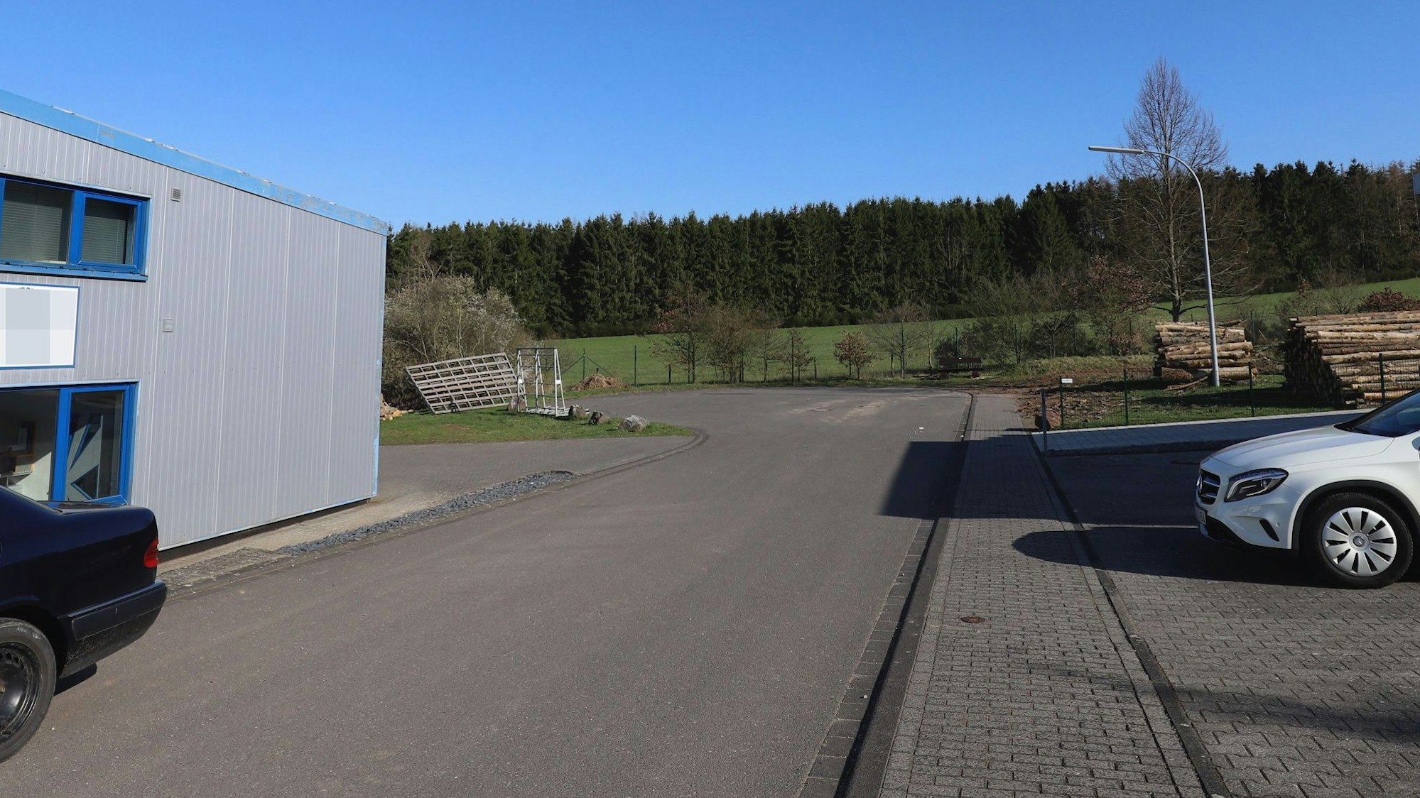 Hinter einer Halle ist eine große Wiese, auf der das Gewerbegebiet erweitert werden kann.