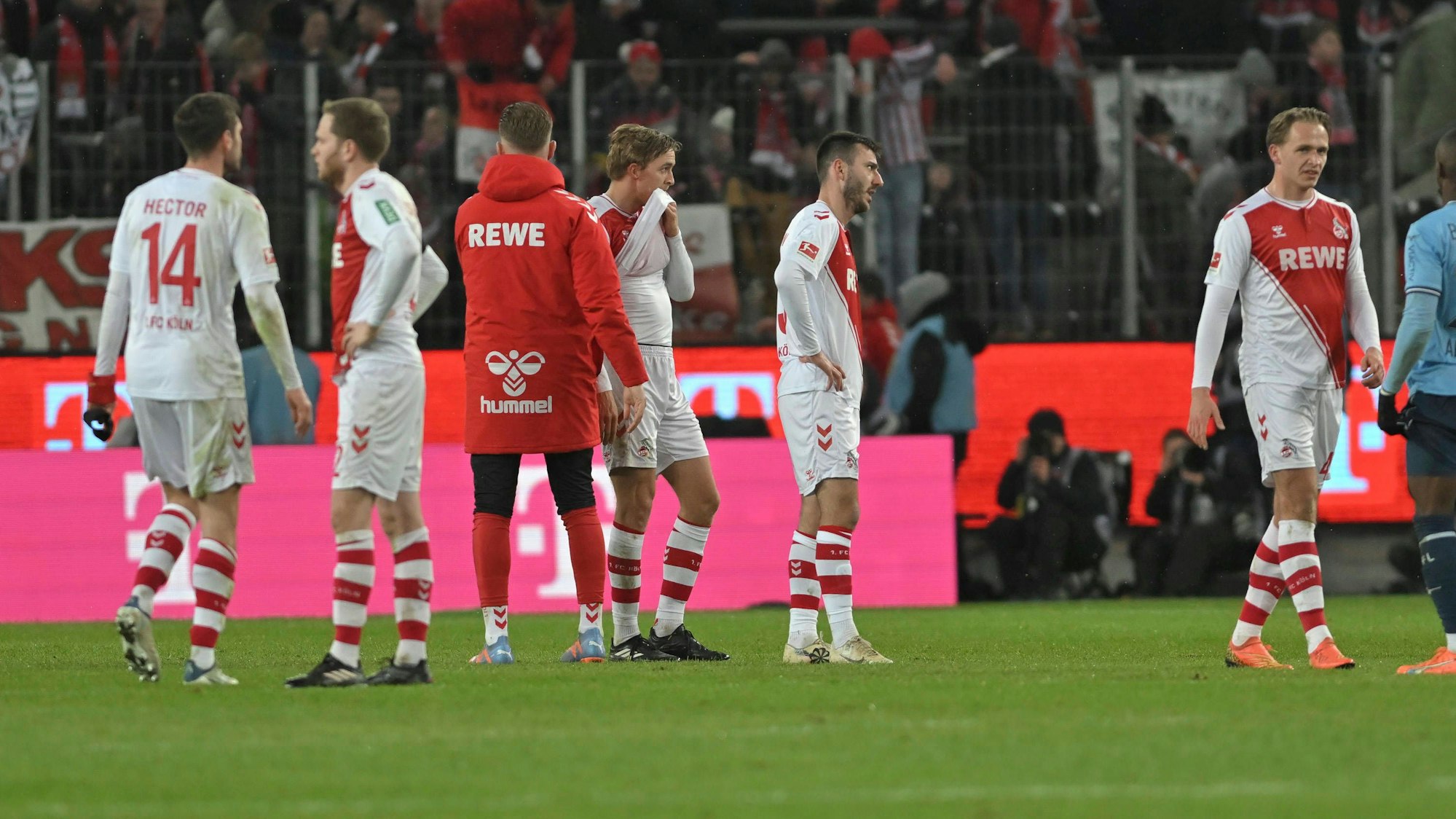 Niedergeschlagene Kölner Spieler nach dem 0:2 gegen den VfL Bochum.