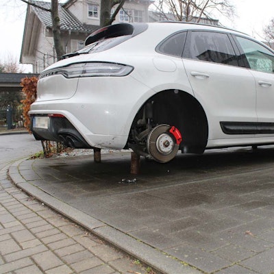 Ein weiter Porsche steht ohne Räder auf Holzblöcken aufgebockt.