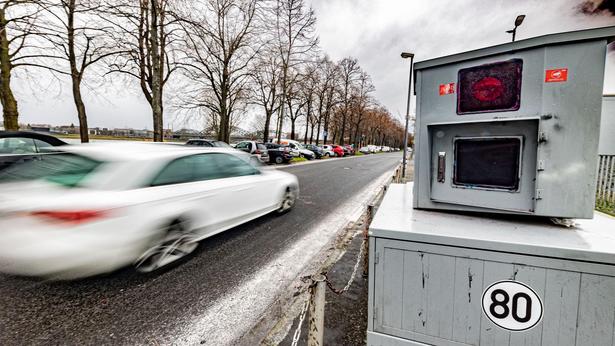 Ein Blitzer der Stadt steht seit Freitag an der Alfred-Schütte-Allee in Poll und soll Raser abschrecken.