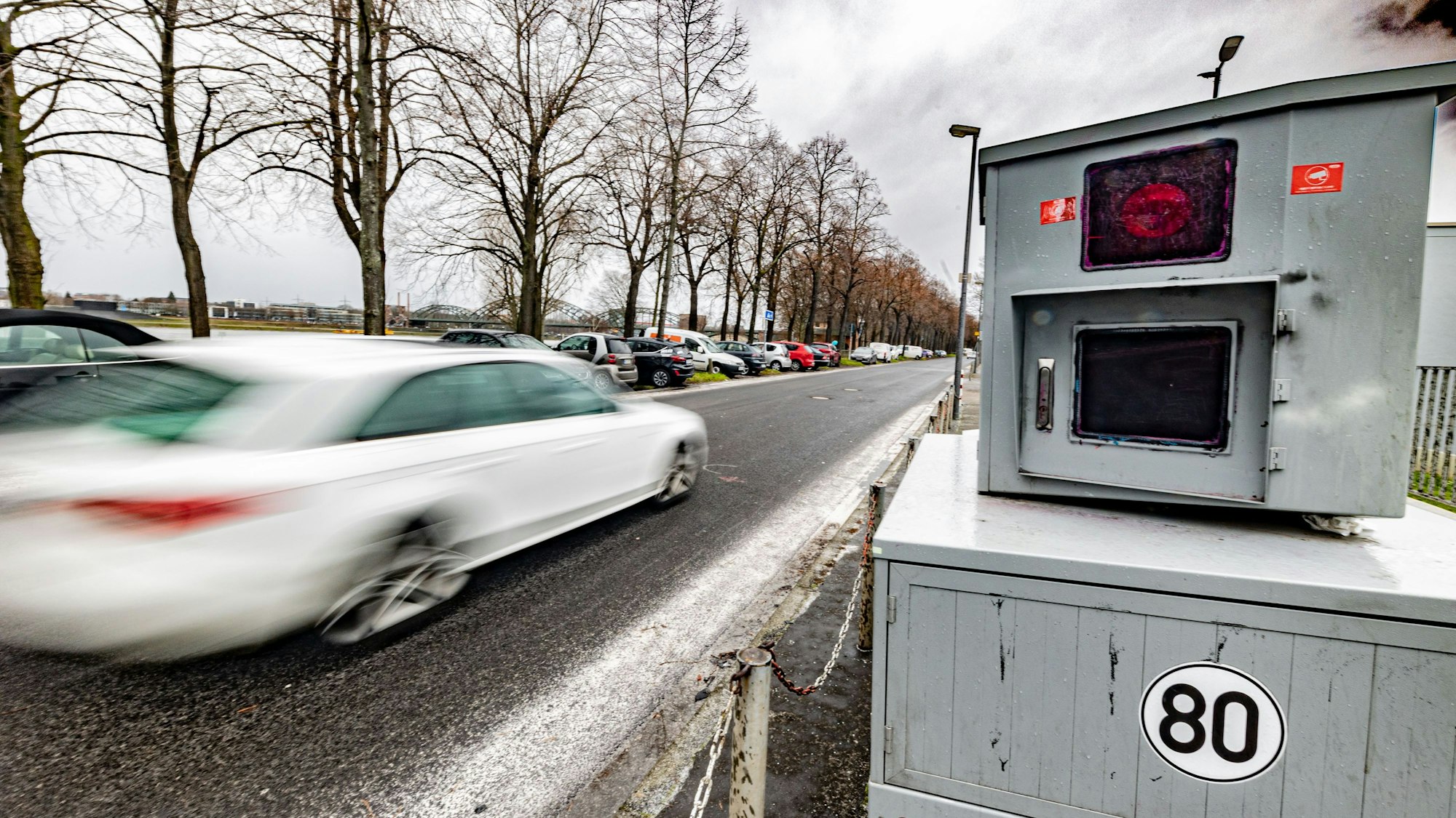 Ein Blitzer der Stadt steht seit Freitag an der Alfred-Schütte-Allee in Poll und soll Raser abschrecken.