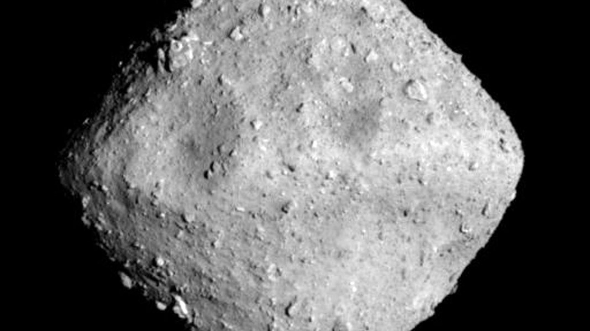 Das von der Japan Aerospace Exploration Agency (JAXA) am 27.06.2018 zur Verfügung gestellte Foto zeigt den Asteroiden Ryugu, aufgenommen mit der ONC-T-Kamera der japanischen Raumsonde Hayabusa2 aus einer Entfernung von 22 Kilometern.
