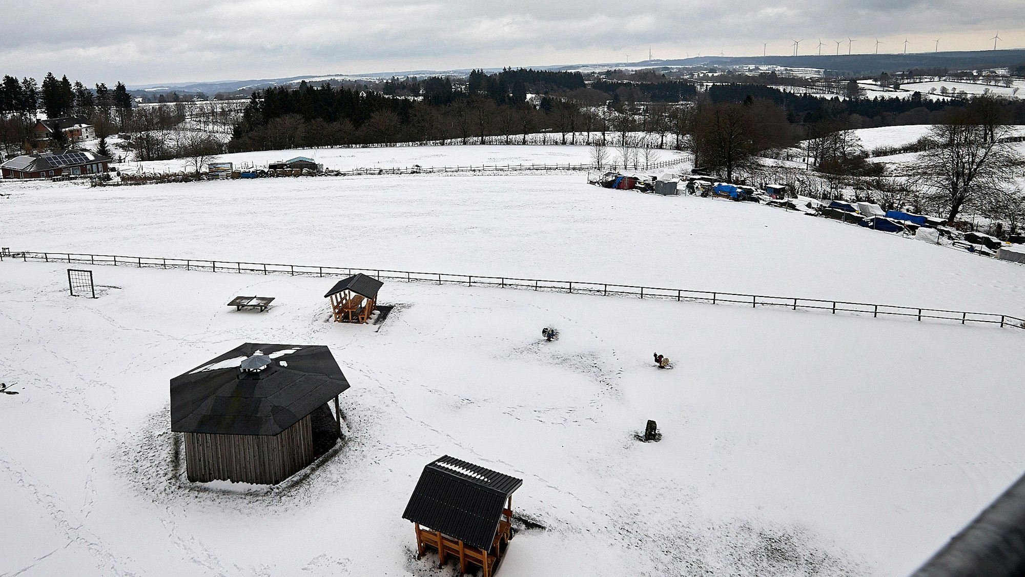 Blick aus der Vogelperspektive auf den Weißen Stein in Udenbreth. Es liegt Schnee.
