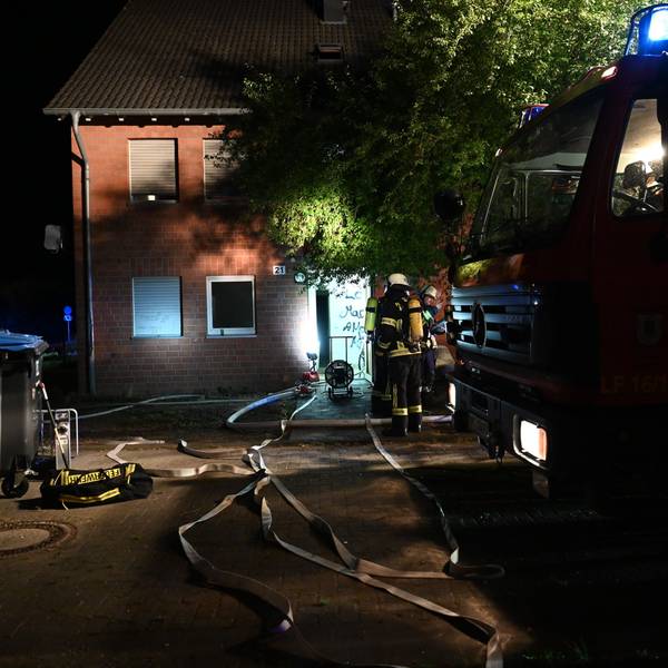 Das Foto zeigt den Feuerwehr-Einsatz im Juli vorigen Jahres in Bergheim-Kenten. Dort war ein Feuer im Treppenhaus eines Mehrfamilienhauses ausgebrochen.