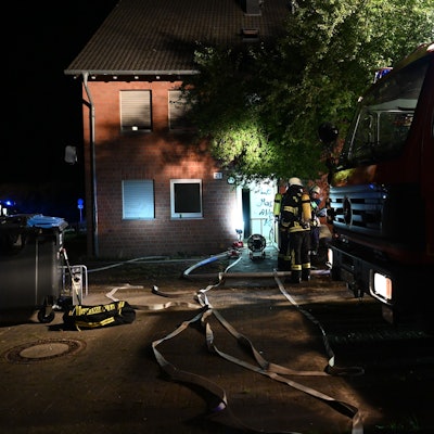 Das Foto zeigt den Feuerwehr-Einsatz im Juli vorigen Jahres in Bergheim-Kenten. Dort war ein Feuer im Treppenhaus eines Mehrfamilienhauses ausgebrochen.