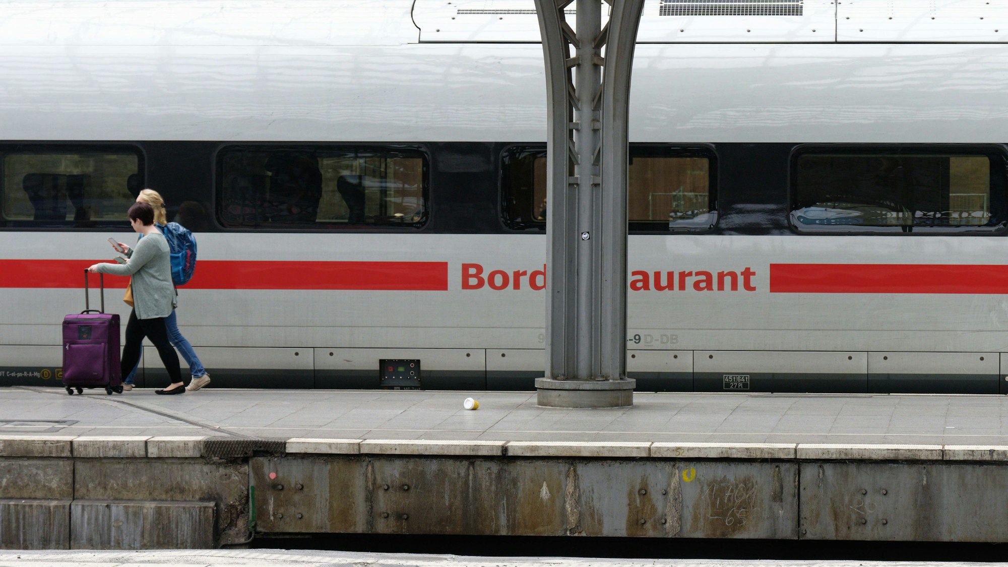 Reisende steigen auf einem Bahnsteig im Hauptbahnhof Köln. Für den kommenden Freitag wurden offenbar neue Streiks der Gewerkschaft der Eisenbahn- und Verkehrsgewerkschaft (EVG) angekündigt.