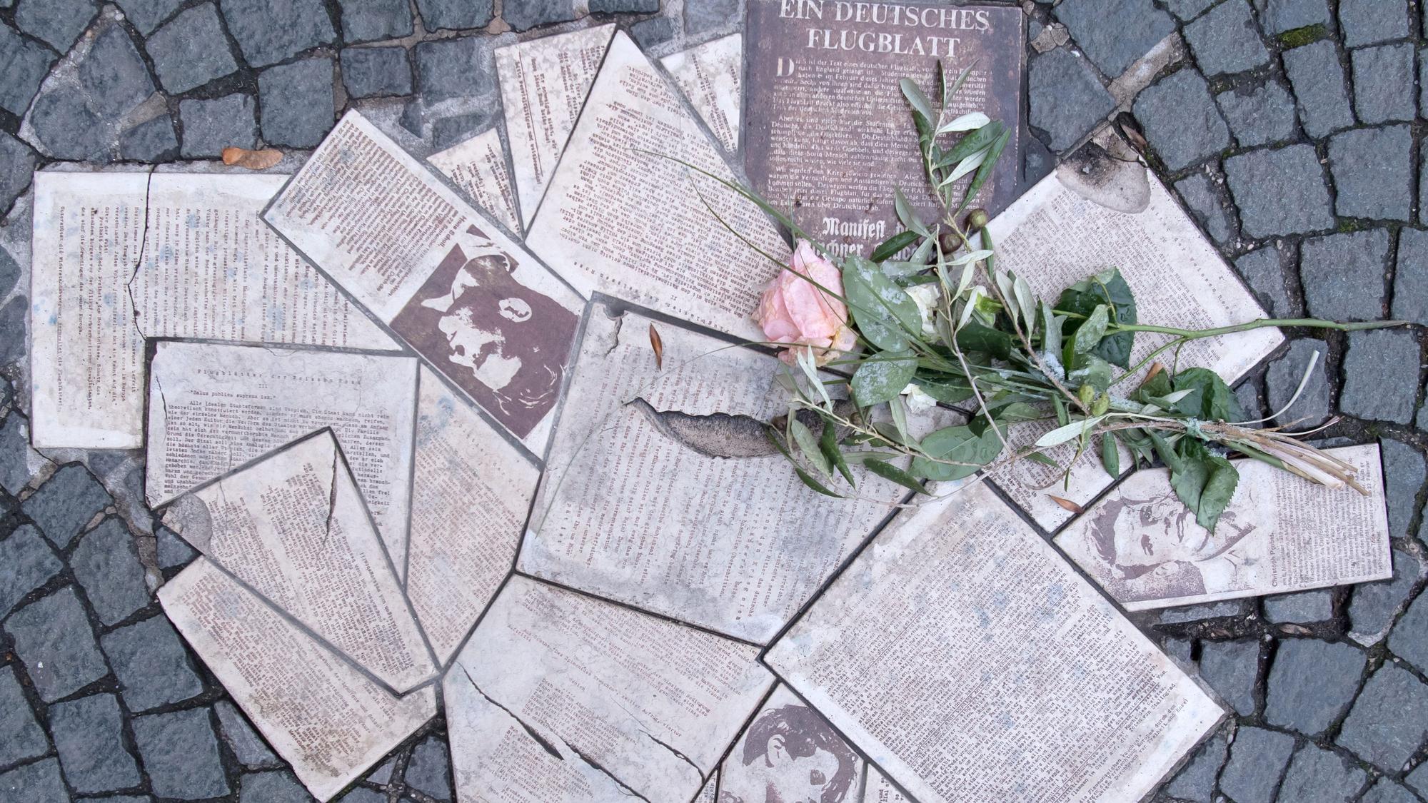 Flugblätter und eine Rose liegen auf dem Boden