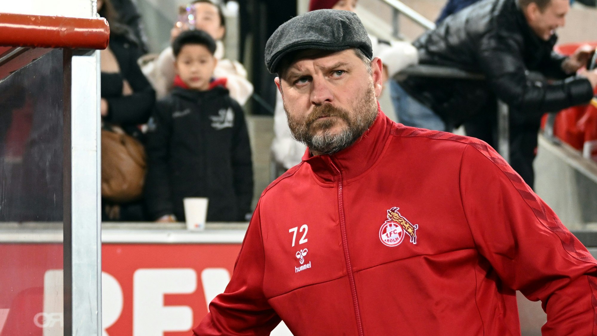 Steffen Baumgart sieht ernst in die Ferne