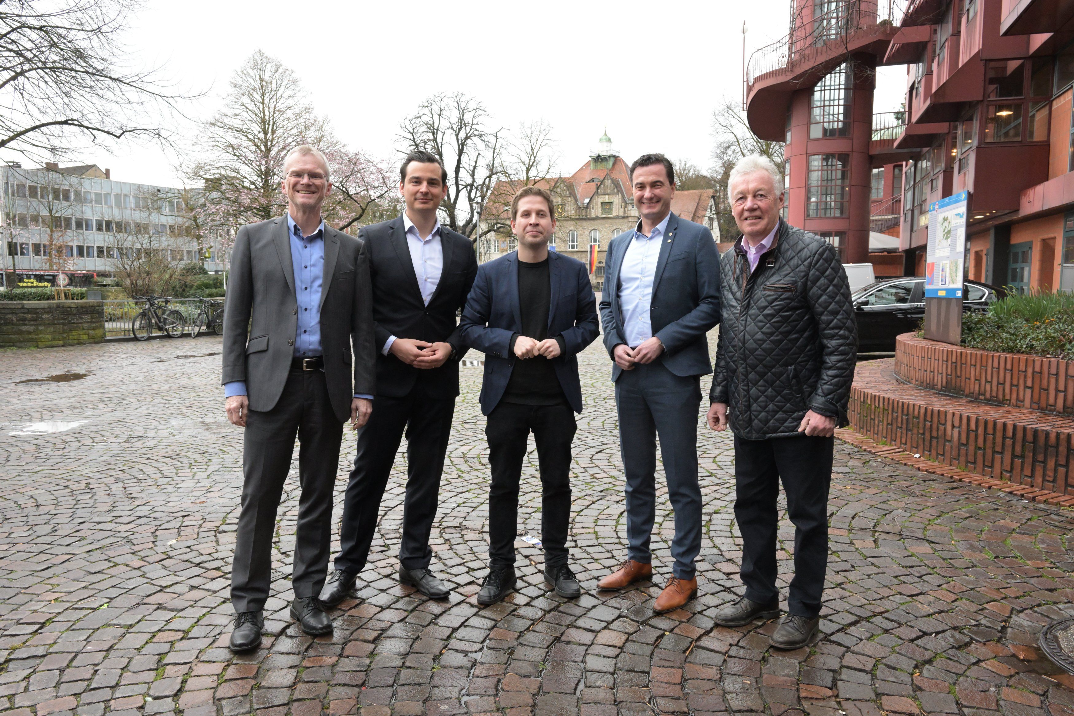 Frühjahrsempfang der SPD Rhein Berg mit Kevin Kühnert
v.l. Frank Stein, Marcel Kreutz,  Kevin Kühnert, Dr. Thomas Wilk (RP Köln), Dr. Jürgen Wilhelm