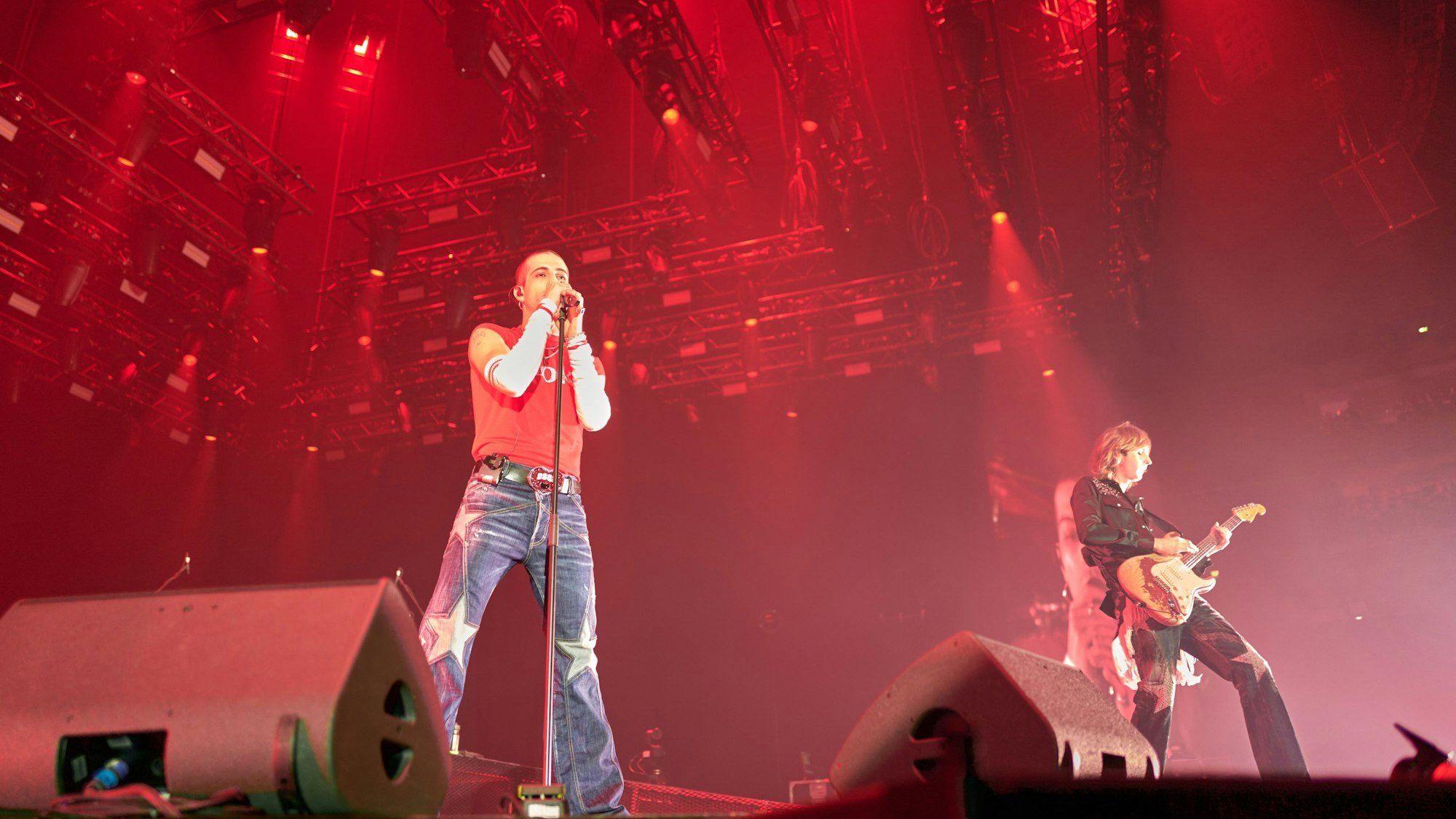 10.03.2023, Lanxess-Arena, Köln: Beim Konzert der Band Maneskin, der Sänger Damiano David und der Guitarist Thomas Raggi. Foto: Christian Festag