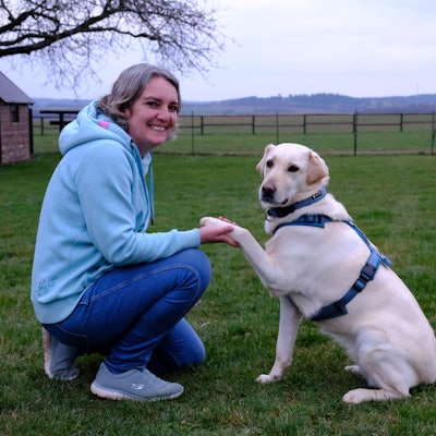 Erzieherin Sabine Hansen und Labrador-Mischling Cuba, der als Therapiehund eingesetzt wird.