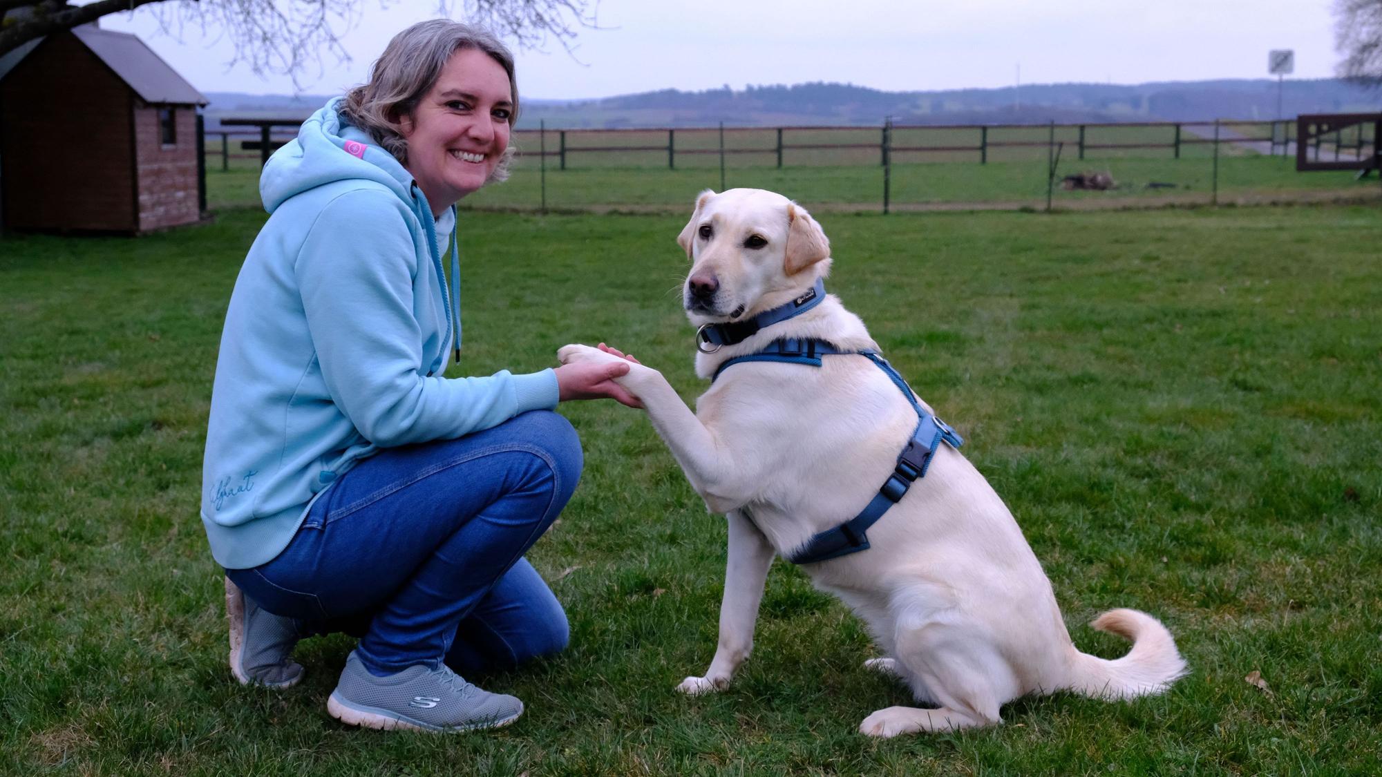 Erzieherin Sabine Hansen und Labrador-Mischling Cuba, der als Therapiehund eingesetzt wird.