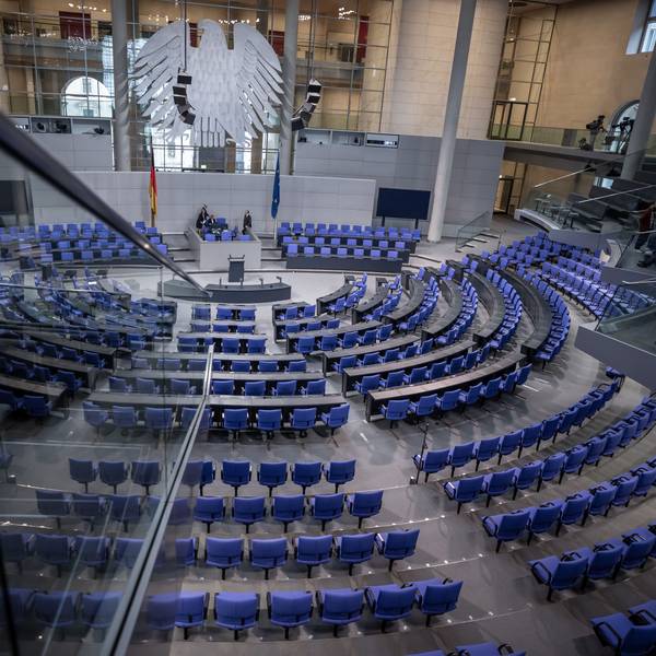 Blick in den leeren Plenarsaal im Deutschen Bundestag.