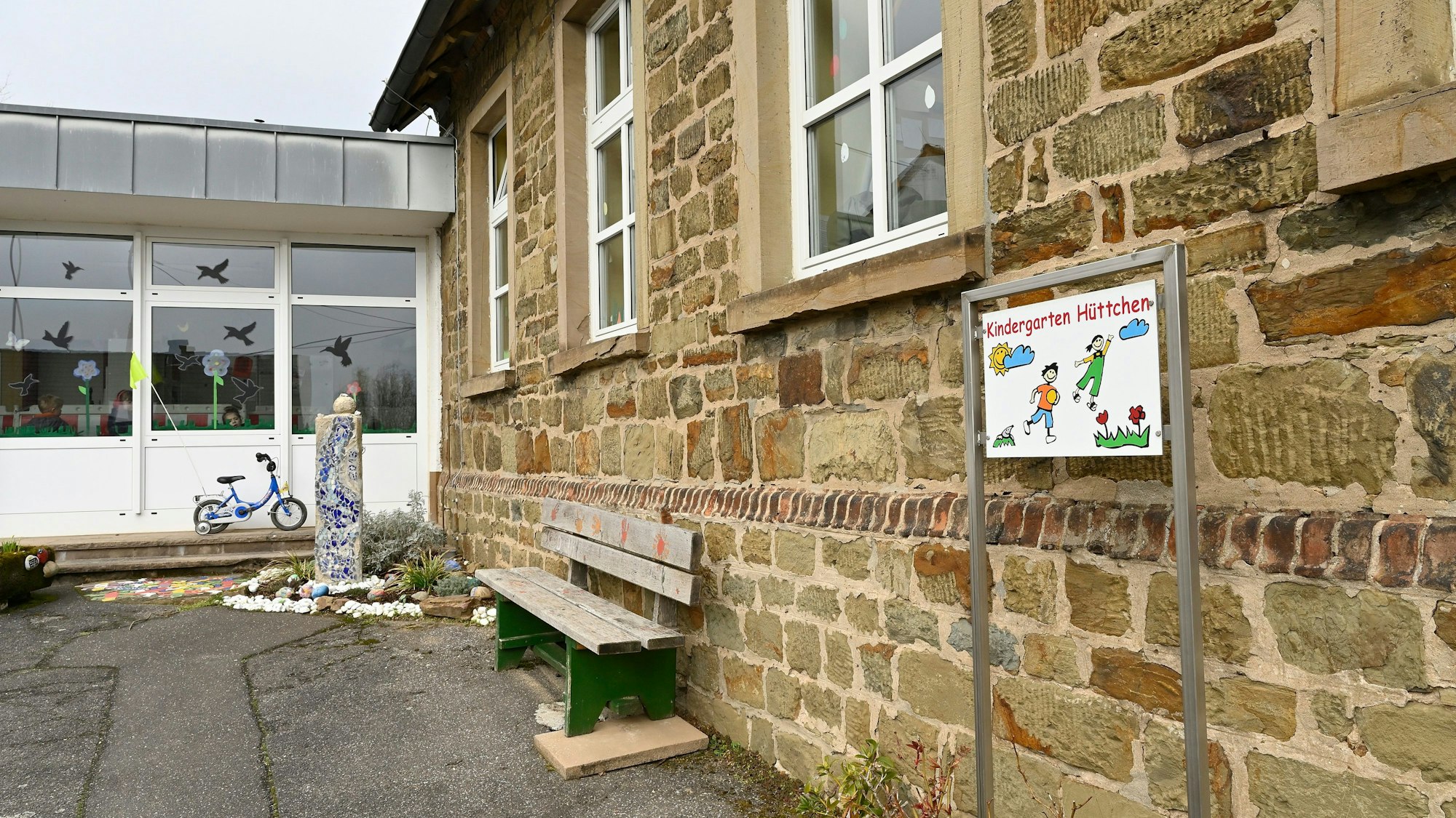 Das alte Steingebäude der ehemaligen Odenthaler Volksschule.