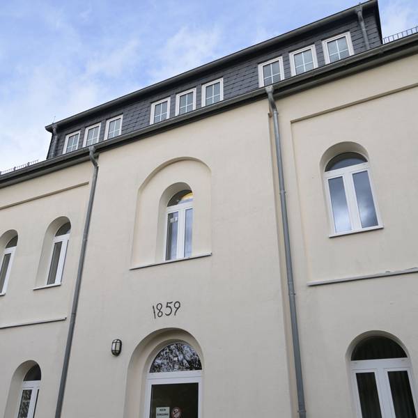 Die obere Etage des Gymnasums Herkenrath von außen.