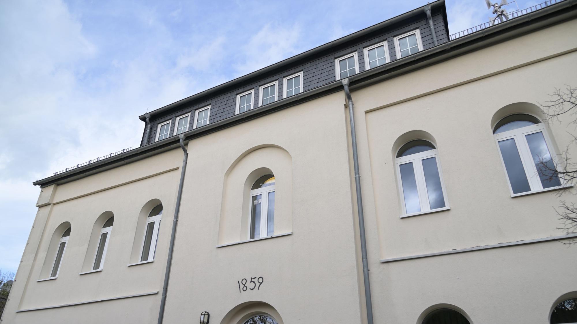 Die obere Etage des Gymnasums Herkenrath von außen.