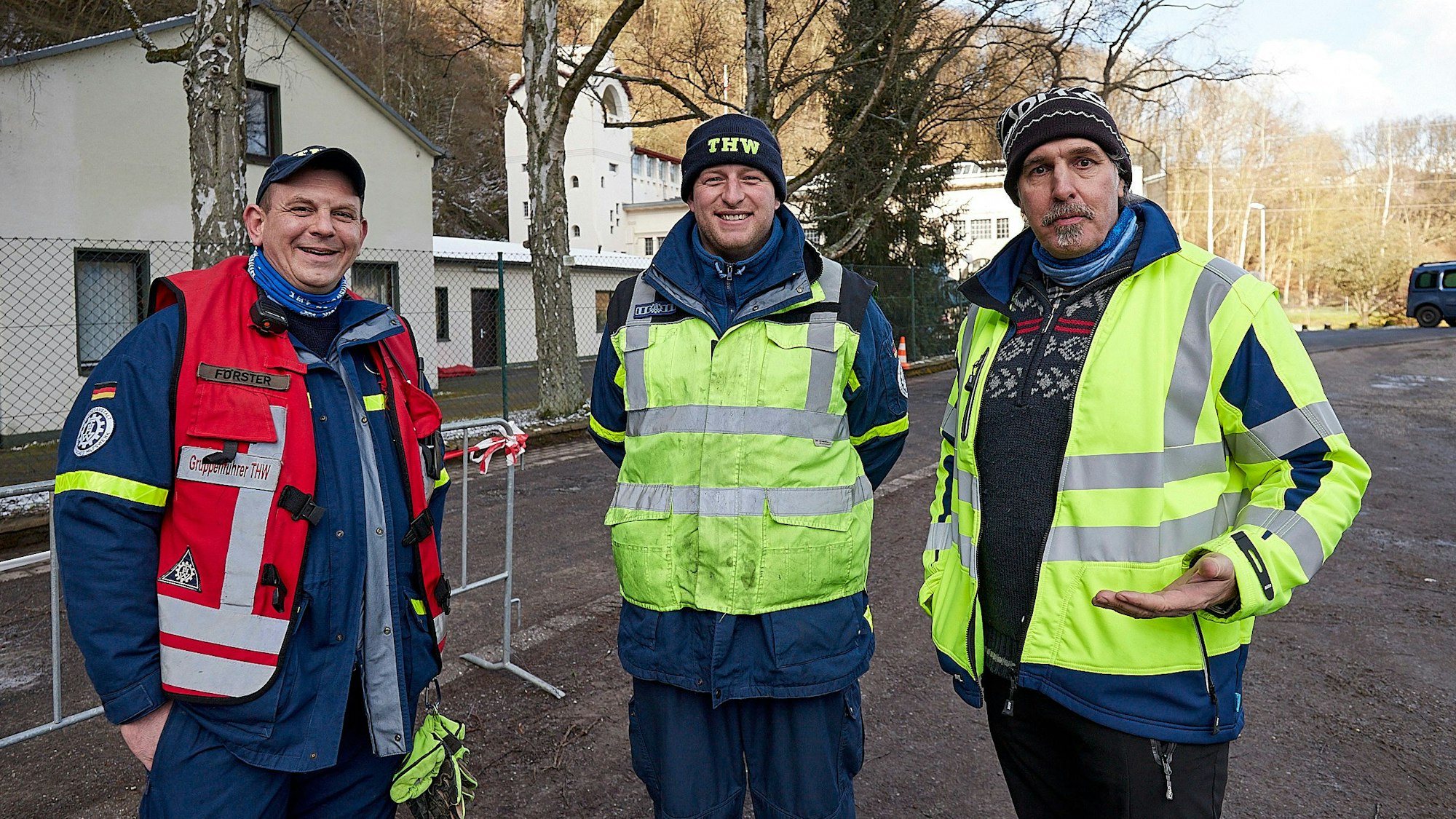 Die Gruppenführer Michael Förster und Maurice Willms mit Thomas Meurer vom WVER.
