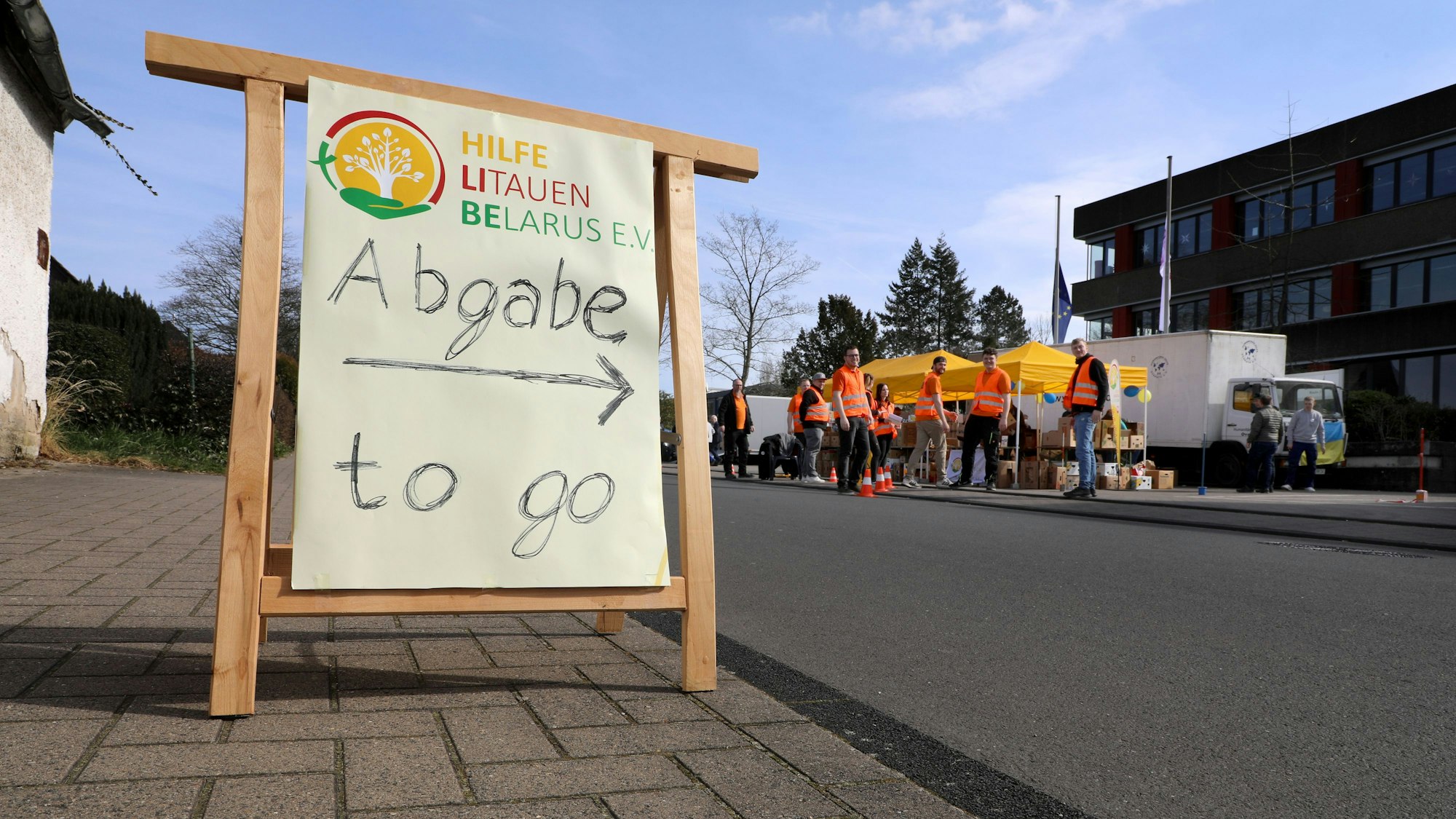 Ein Schild weist den Weg zum Spenden-Drive-In der Vereine Hilfe Litauen Belarus und Humanitäre Hilfe Overath.