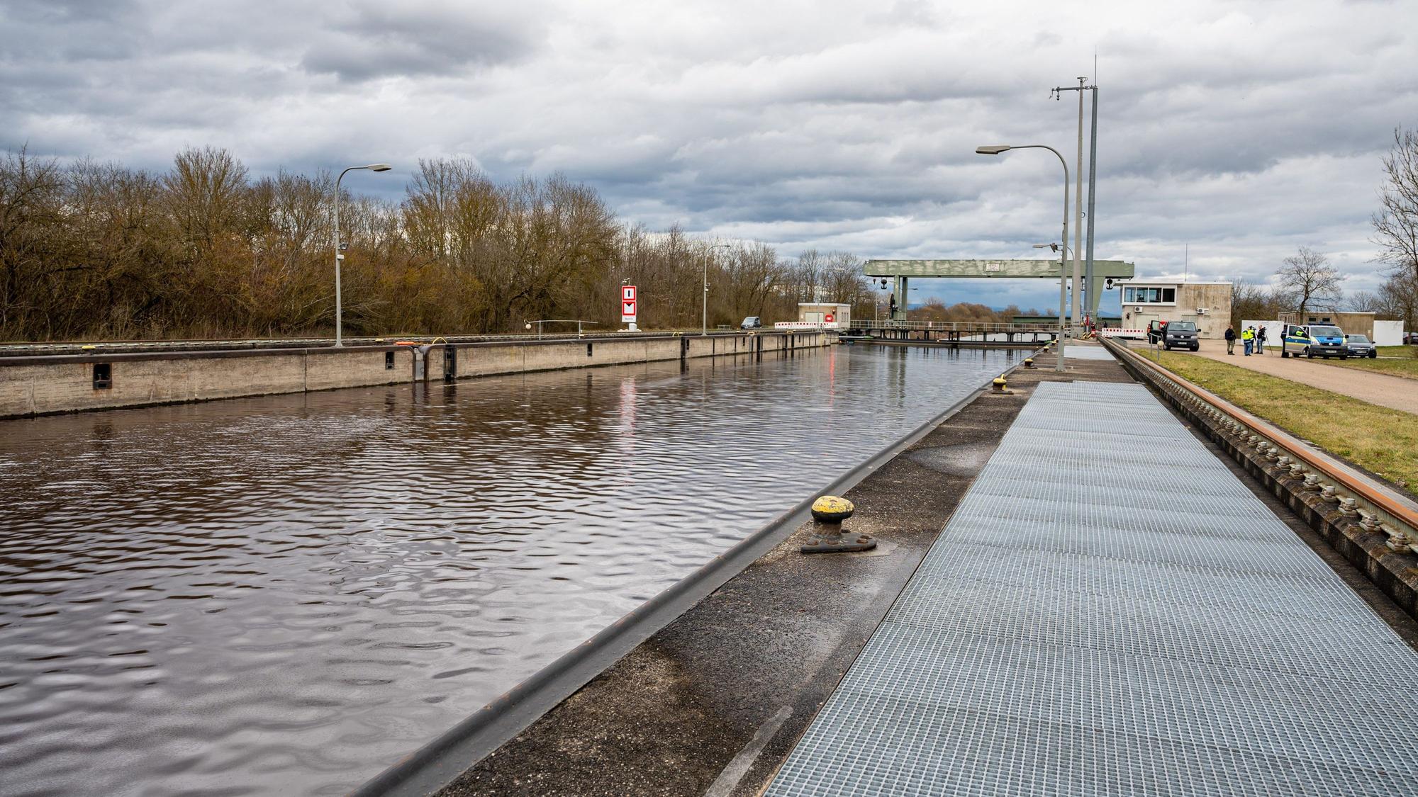 Die Schleuse Geisling, aufgenommen nachdem ein rund 80 Meter langes und mit Eisenerz beladenes Güterschiff in der Donau untergegangen ist.