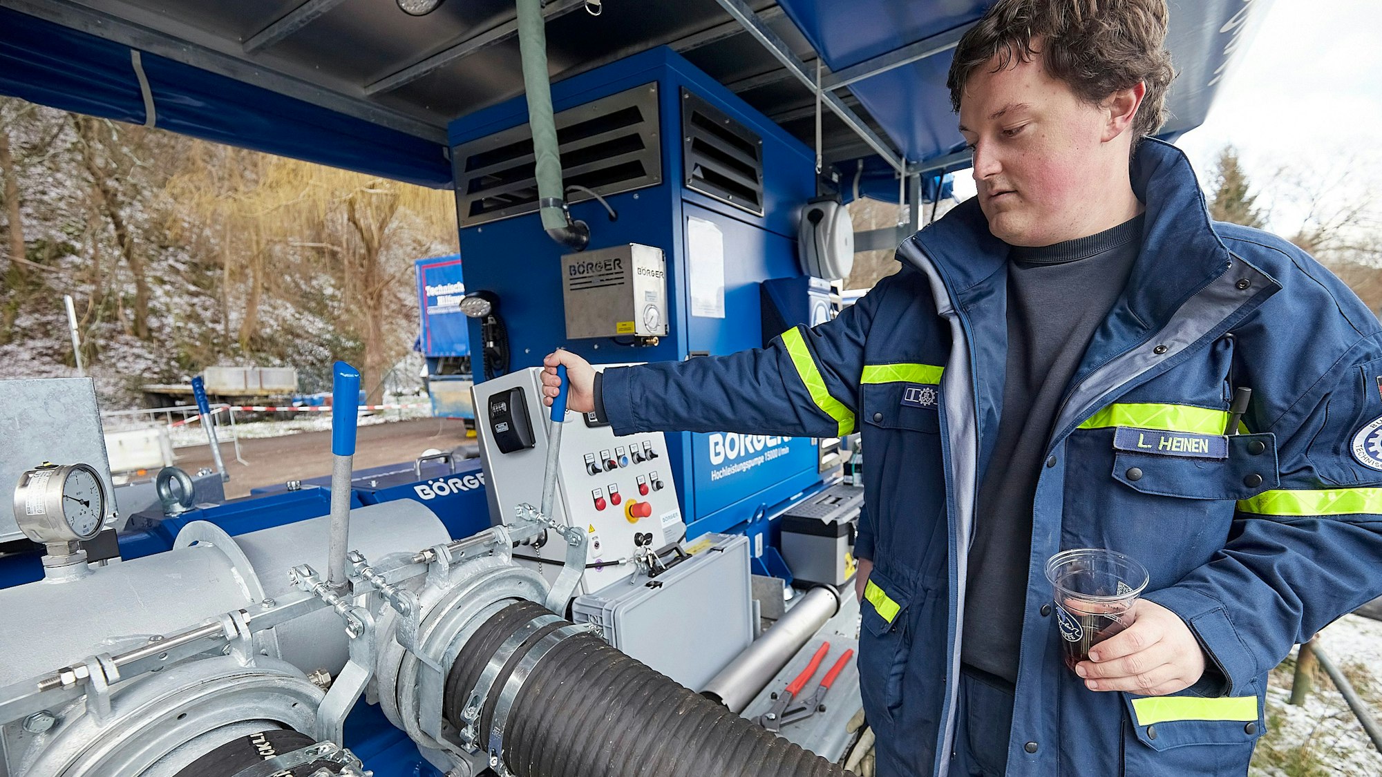 In Gang gesetzt wurden die leistungsfähigen Pumpen von Lukas Heinen vom THW Euskirchen.