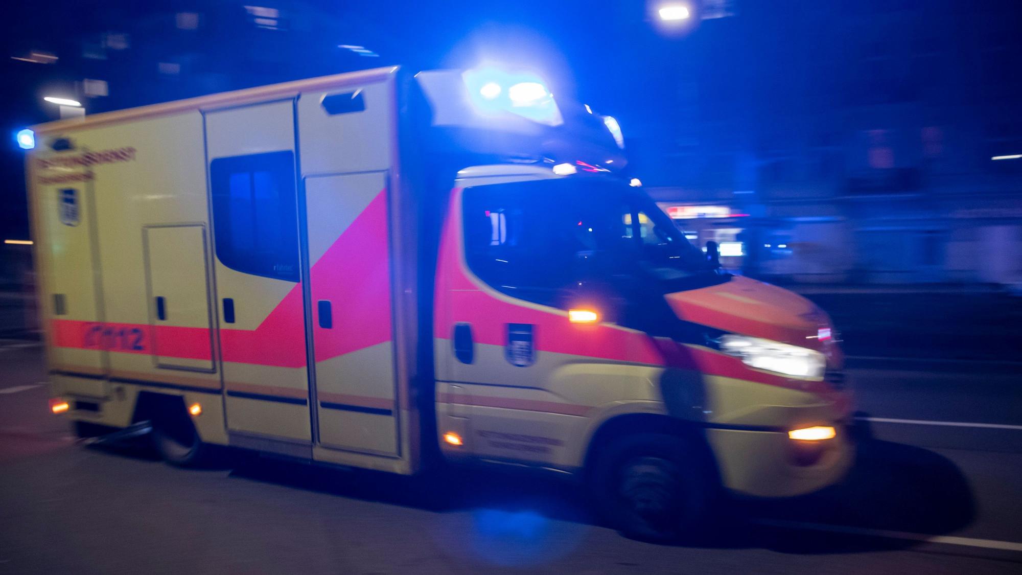 Ein Rettungswagen fährt mit Blaulicht nachts durch Berlin.