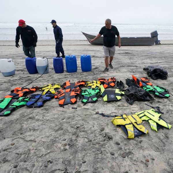 San Diego: Die Bootsretter sammeln Rettungswesten und Kanister vor einem der beiden Boote am Blacks Beach.