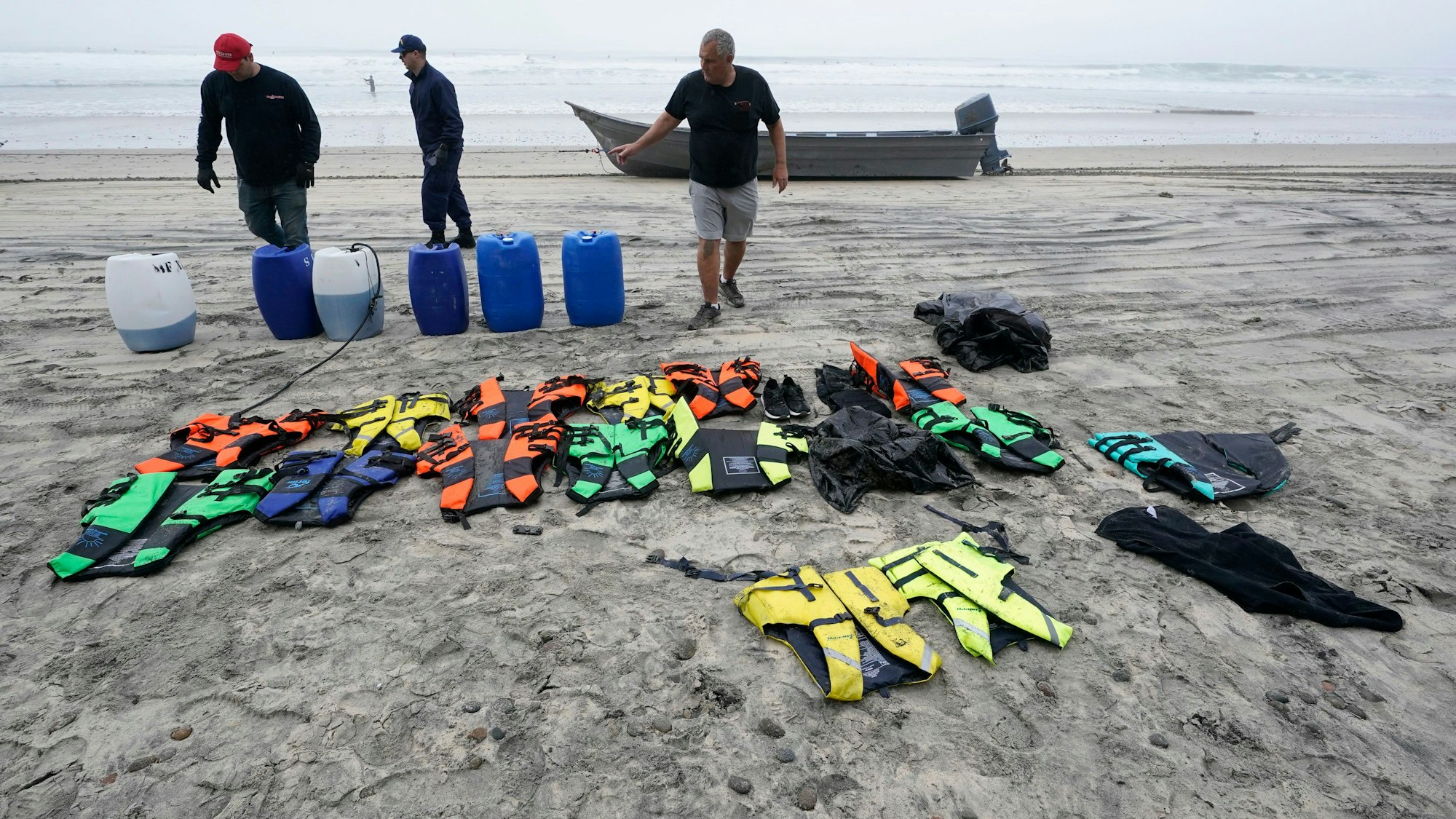 San Diego: Die Bootsretter sammeln Rettungswesten und Kanister vor einem der beiden Boote am Blacks Beach.