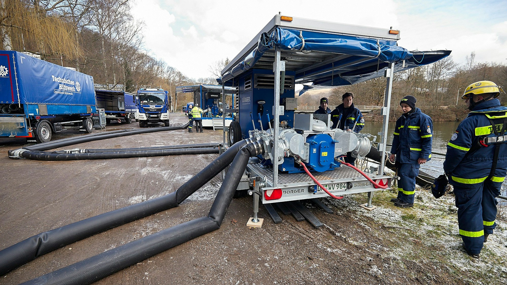 Die Leistungsfähigkeit der Pumpen im Dauerbetrieb testete das THW bei einer Übung am Jugendstilkraftwerk.