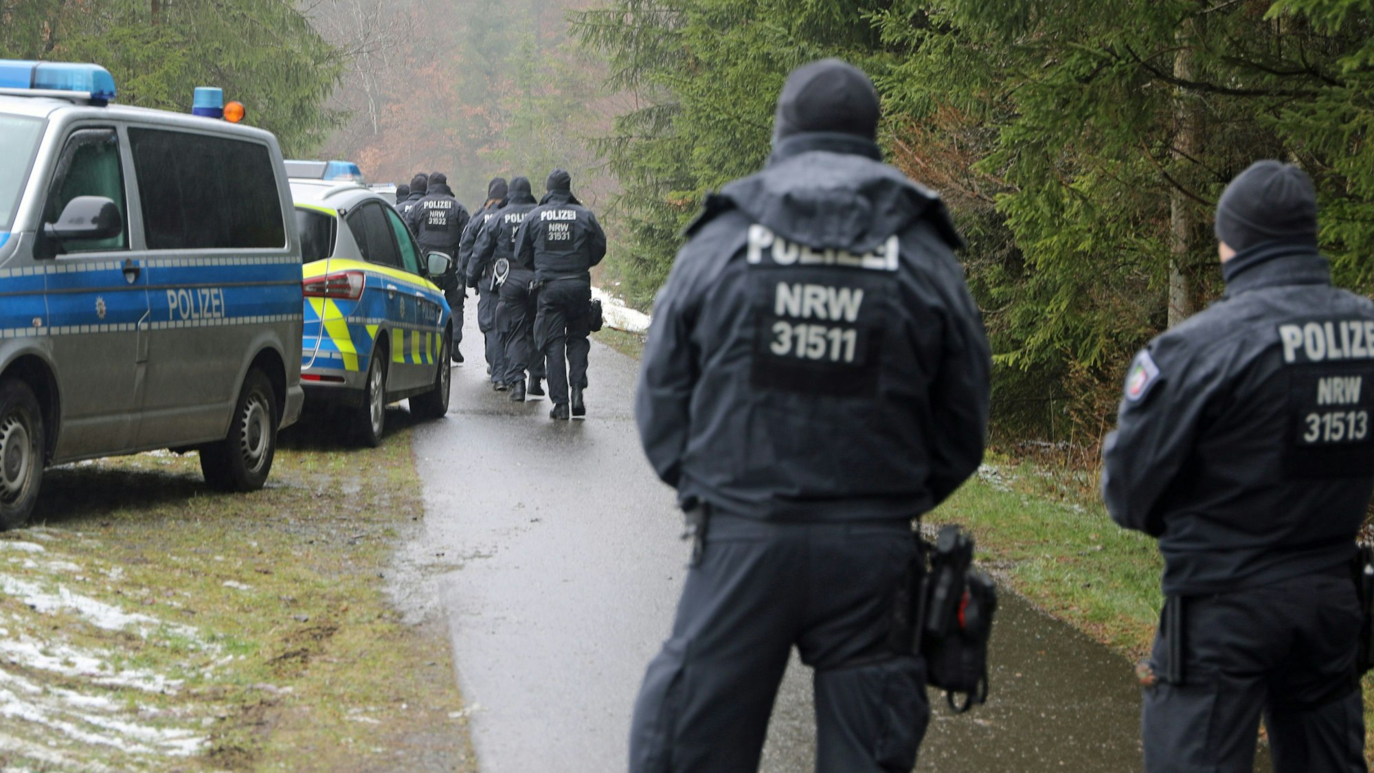 Freudenberg: Polizisten stehen in der Nähe des Fundorts einer Leiche. Ob es sich bei dem weiblichen Leichnam um die vermisste Zwölfjährige handelt, ist weiter unklar.