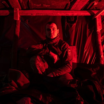 Wladyslaw, ein ukrainischer Fallschirmjäger der 80. Luftlandebrigade, ruht in einem Unterstand an der Front in der Nähe von Bachmut.