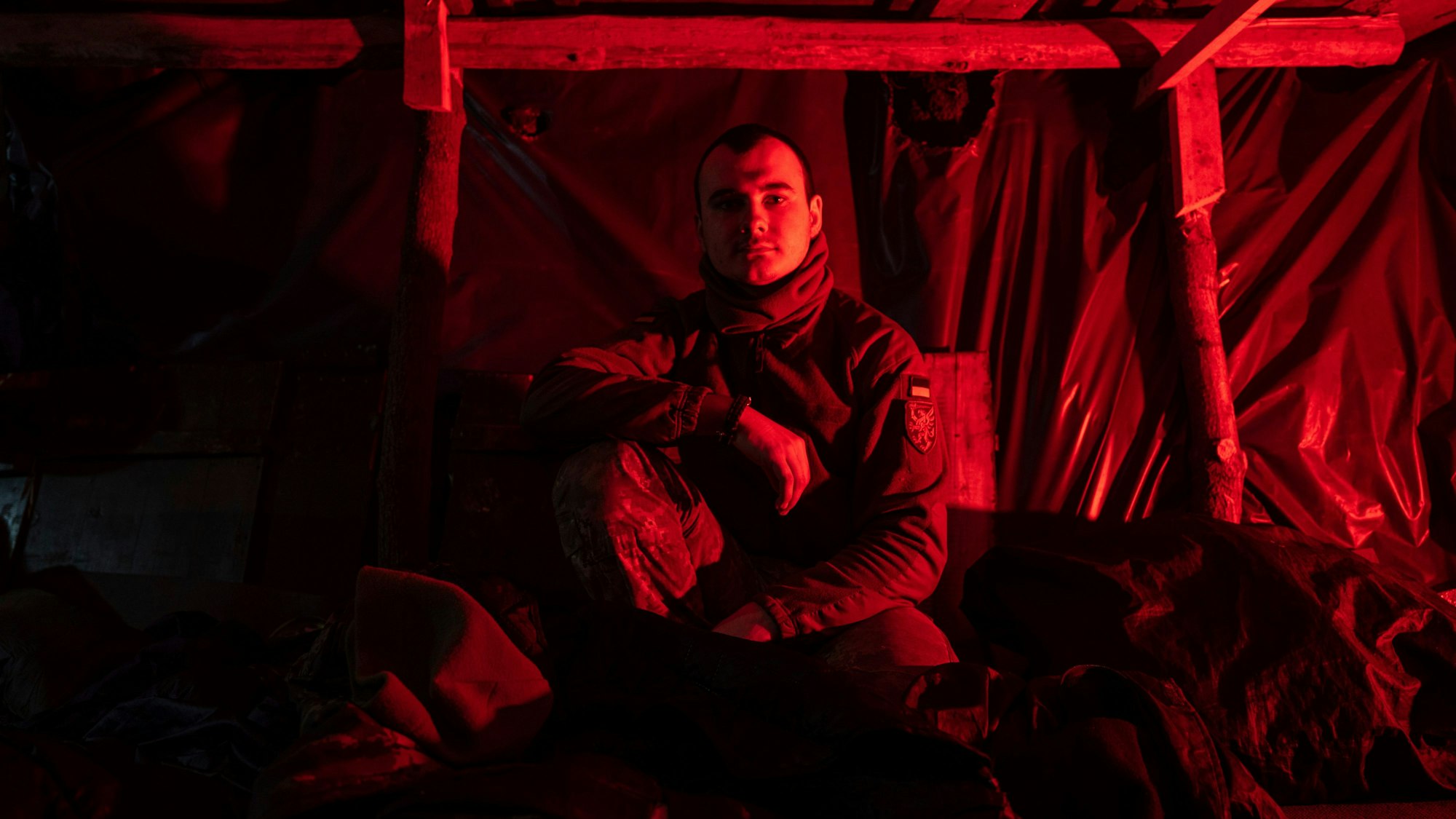 Wladyslaw, ein ukrainischer Fallschirmjäger der 80. Luftlandebrigade, ruht in einem Unterstand an der Front in der Nähe von Bachmut.