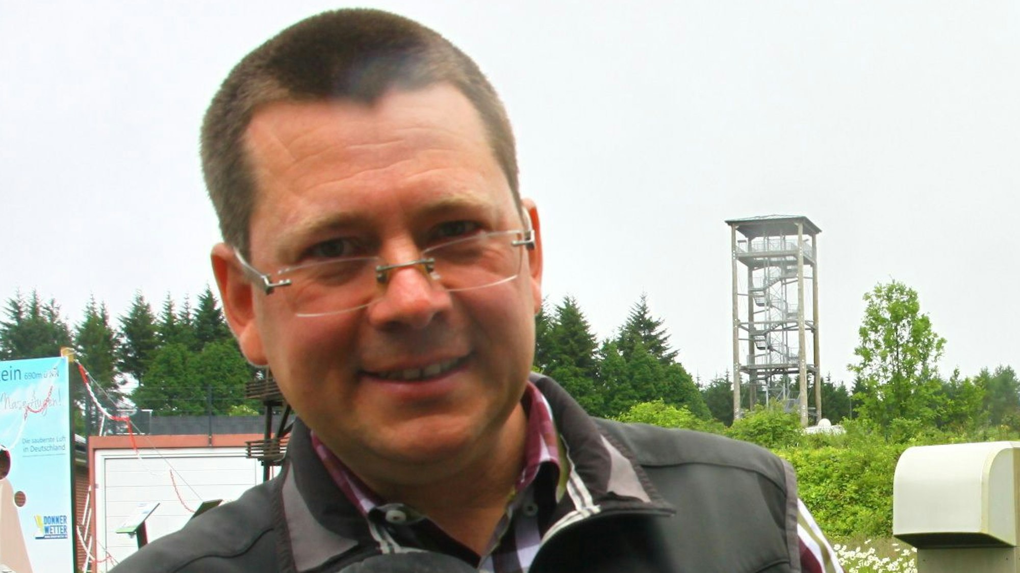 Dr. Karsten Brandt steht in seiner Wetterstation in Udenbreth.