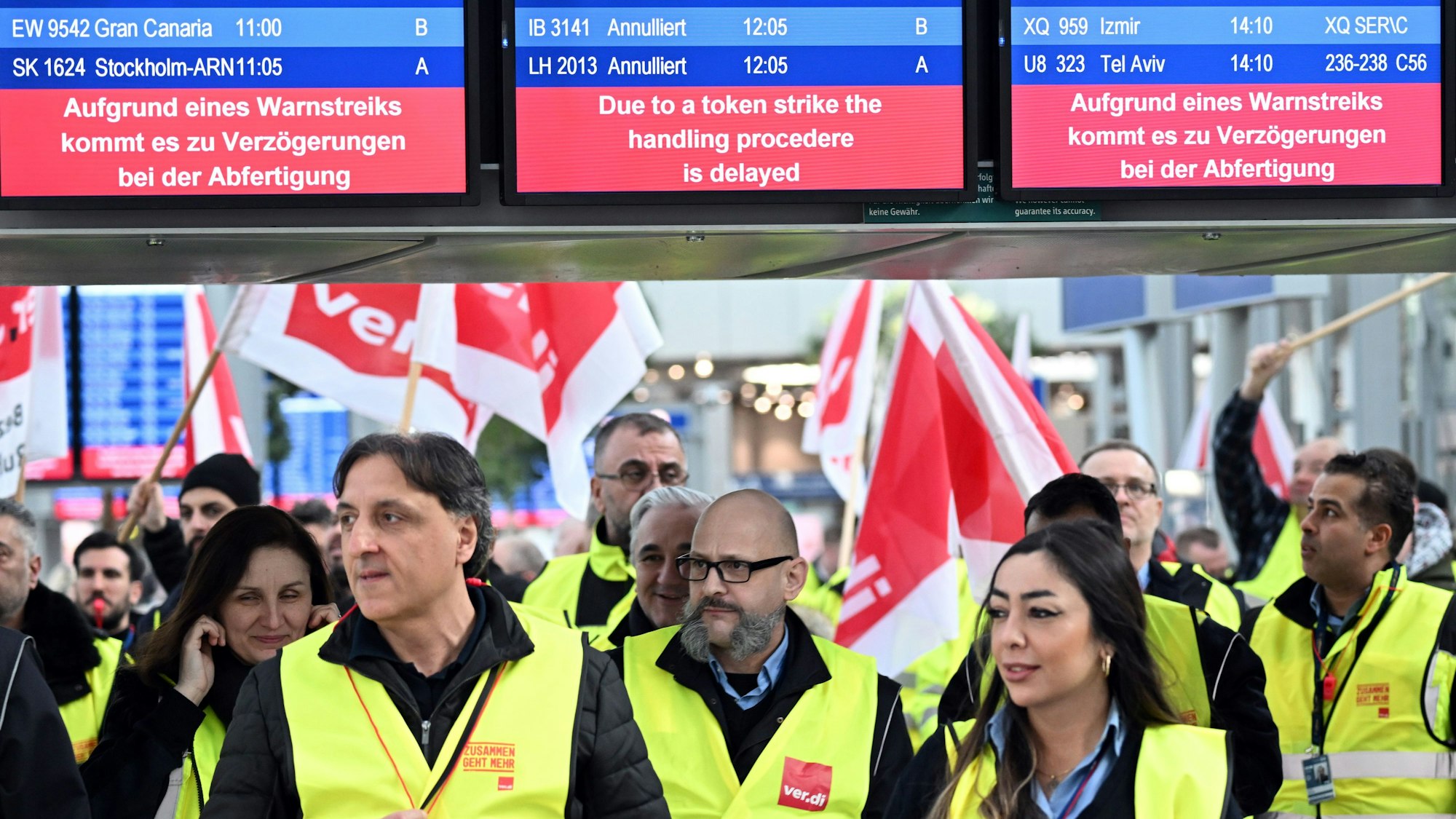 In den vergangenen Wochen kam es immer wieder zu Streiks an Flughäfen, hier protestieren Mitarbeiterinnen und Mitarbeiter am Airport in Düsseldorf Ende Februar.