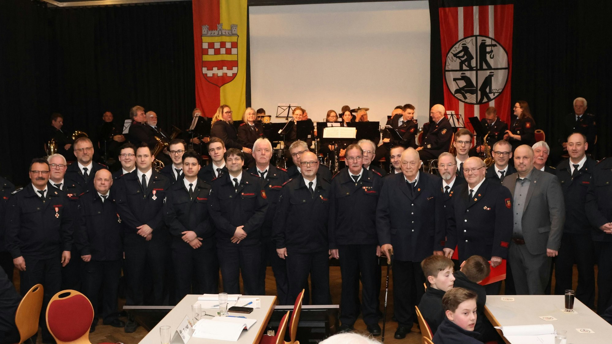 Eine große Gruppe Feuerwehrleute mit dem Feuerwehrchef und Bürgermeister Matthias Thul.