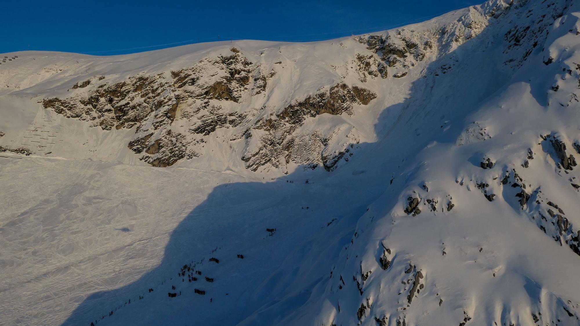 Eine Lawine hat in den österreichischen Alpen 14 deutsche Skiwanderer überrascht. (Symbolbild)