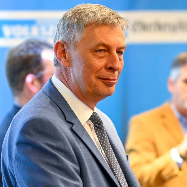 Bodo Löttgen vor einer blauen Wand.