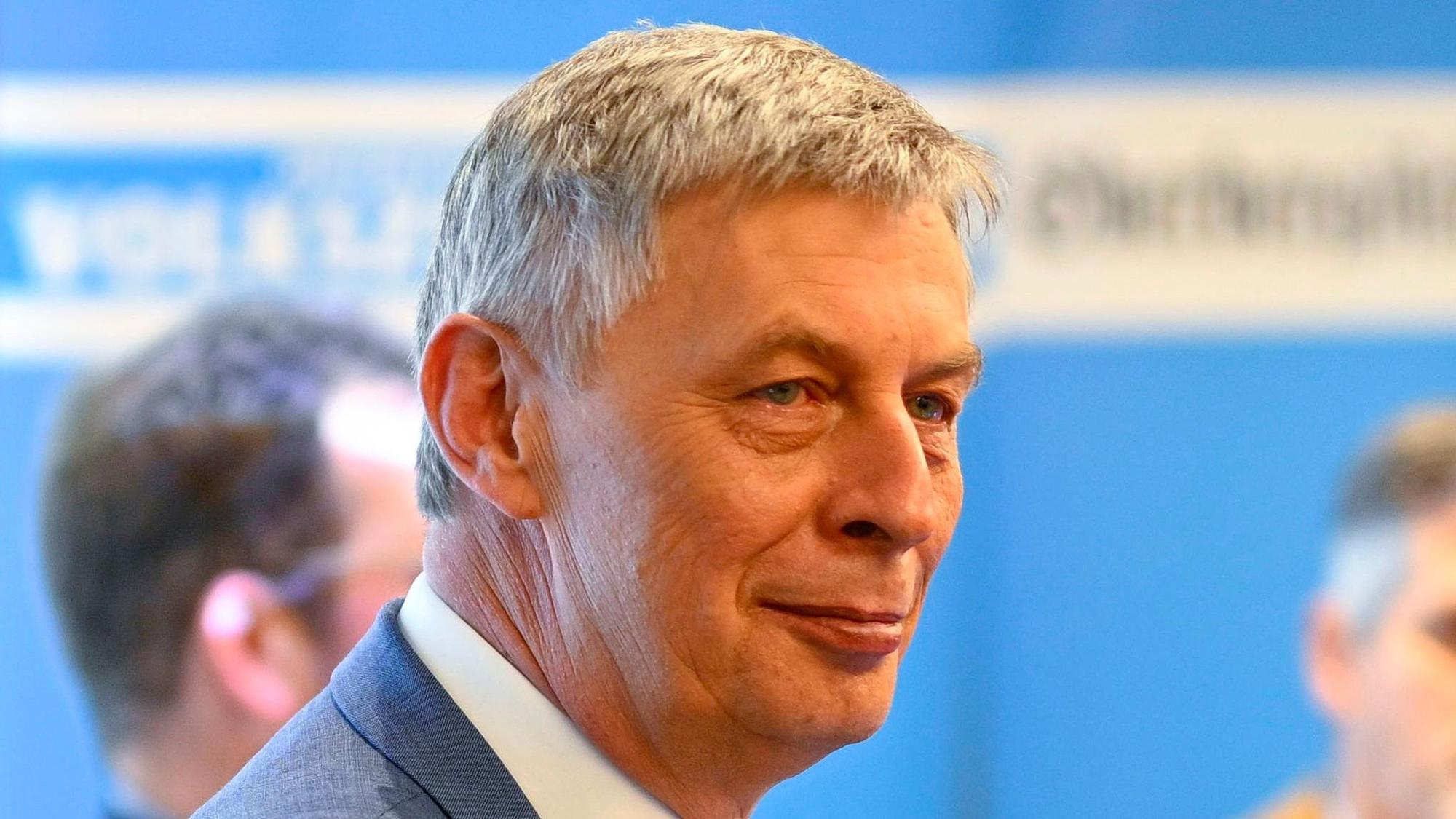Bodo Löttgen vor einer blauen Wand.