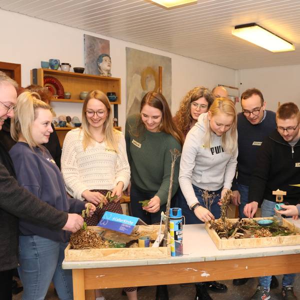 Im Atelier der Küsterin gestalteten die Teilnehmer mit Naturmaterialien zunächst Miniaturlandschaften.